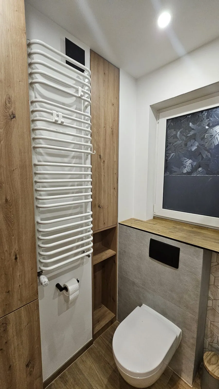 Łazienka z zabudową stelaża WC w dekorze dębu